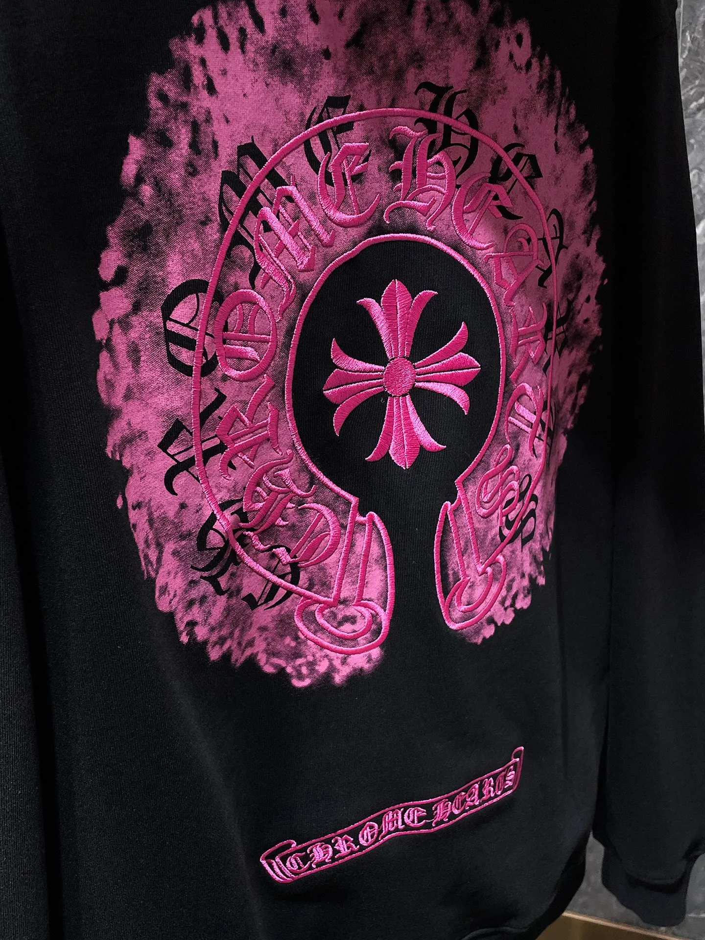 P250 Chrome Hearts Autumn and Winter 2025 Counter Synchronization Chrome Color Ghost Horseshoe Cross Embroidered Splash Ink Hat Sweatshirt Heavy Embroidery! Special stitching method. Improved customized version of 1:1 high-gram weight high-quality fabric. Recommended color: white, black. Size: S, M, L, XL